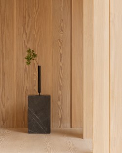 Plinth Tall | Audo CPH | Postument marmurowy
