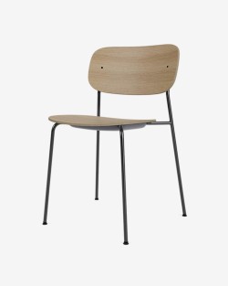 Co Dining Chair | Audo Copenhagen | Krzesło z czarną stalową ramą i siedziskiem z forniru