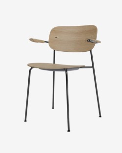 Co Dining Chair | Audo Copenhagen | Krzesło z podłokietnikami, czarna rama i siedzisko z forniru