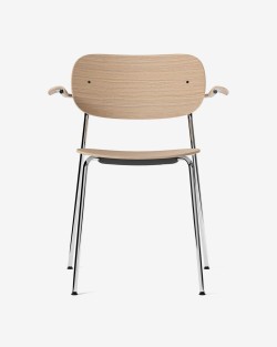 Co Dining Chair | Audo Copenhagen | Krzesło z podłokietnikami, chromowana rama i siedzisko z forniru