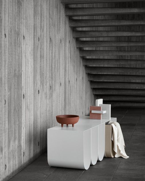 Curved Bench | Rzeźbiarska stalowa ławka do nowoczesnych wnętrz