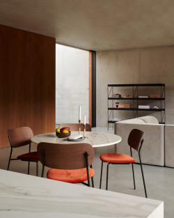 Co Dining Chair | Audo Copenhagen | Krzesło z czarną stalową ramą i tapicerowanym siedziskiem