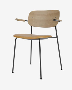 Co Dining Chair | Audo Copenhagen | Krzesło z podłokietnikami, czarna rama i tapicerowane siedzisko
