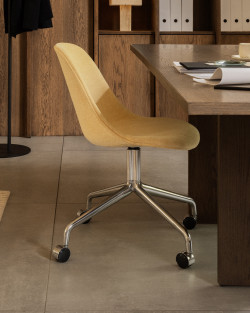 Harbour Side Dining Chair | Audo Copenhagen | Krzesło z polerowaną aluminiową podstawą Star na kółkach