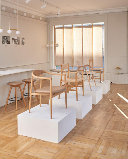 JARI Dining Chair | Brdr. Krüger | Tapicerowane krzesło z podłokietnikami