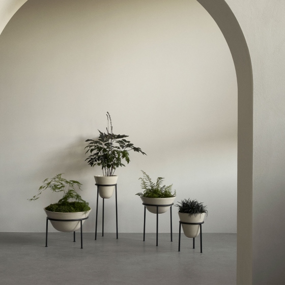 Daiza Planter | kolekcja garden | donica na stalowych nogach