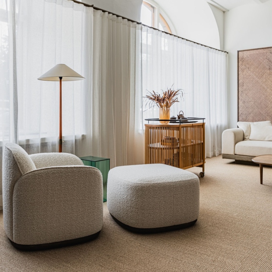 Fotel Unio 2021 | tapicerowany z drewnianą podstawą