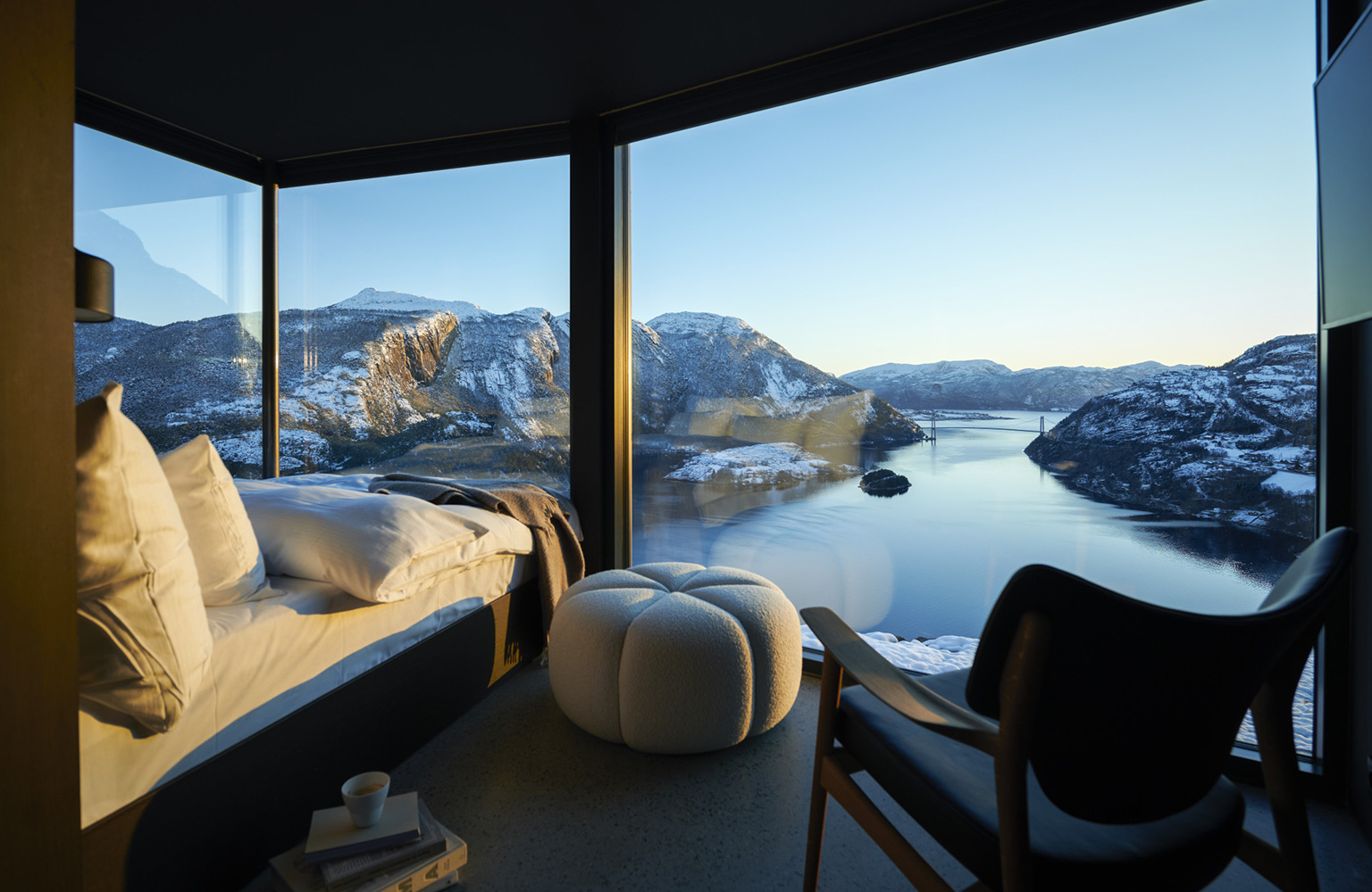 sypialnia z pięknym widokiem na fiordy