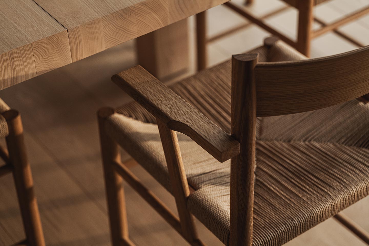 skandynawskie drewniane krzesło do jadalni z podłokietnikami Brdr Kruger F Chair