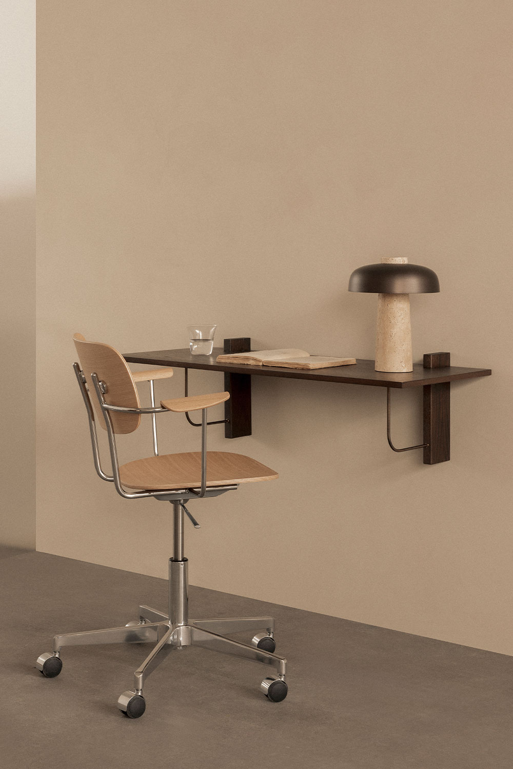 Corbel biurko montowane do ściany Audo Copenhagen