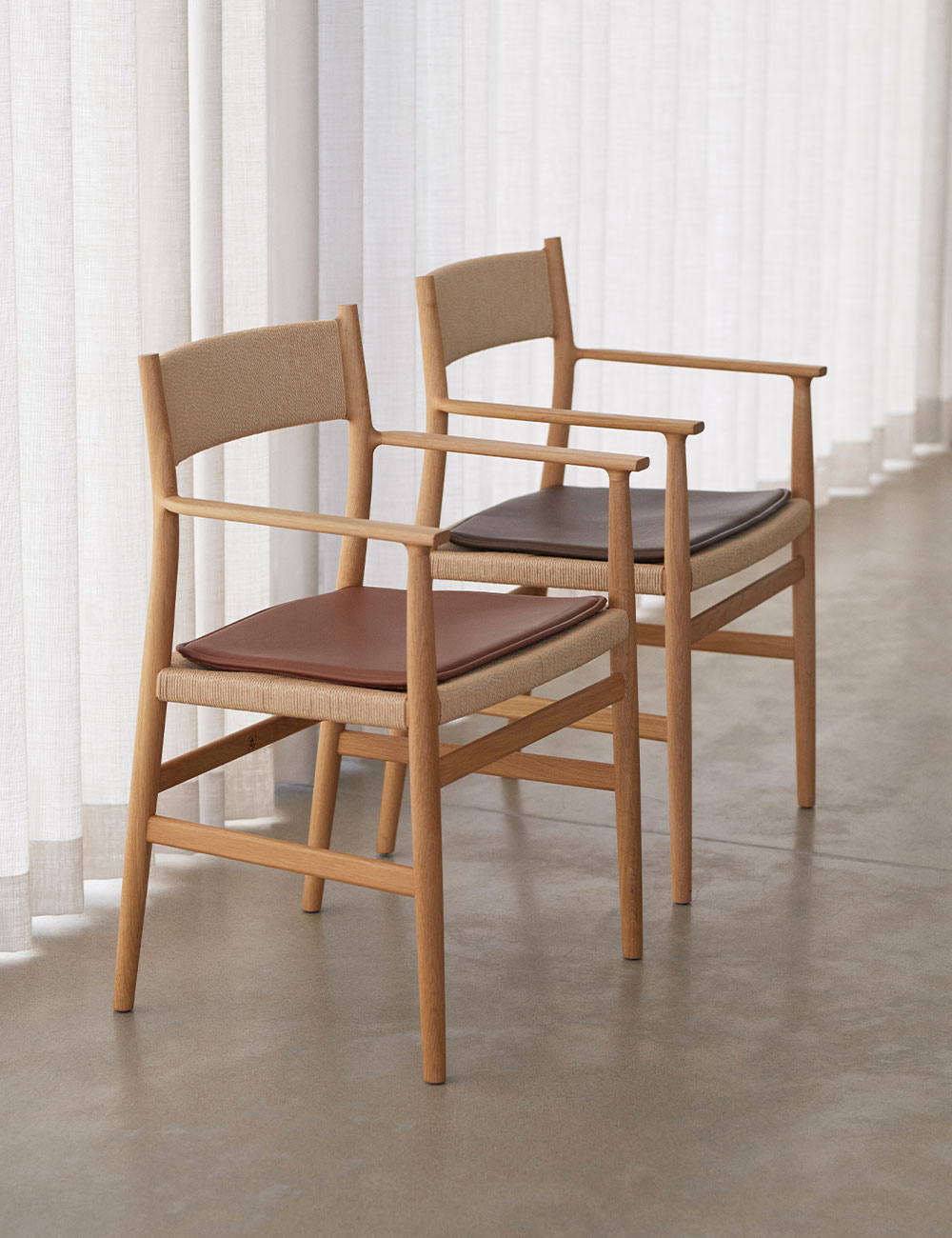 ARV Chair | krzesło do jadalni tapicerowane z podłokietnikami Brdr Kruger 